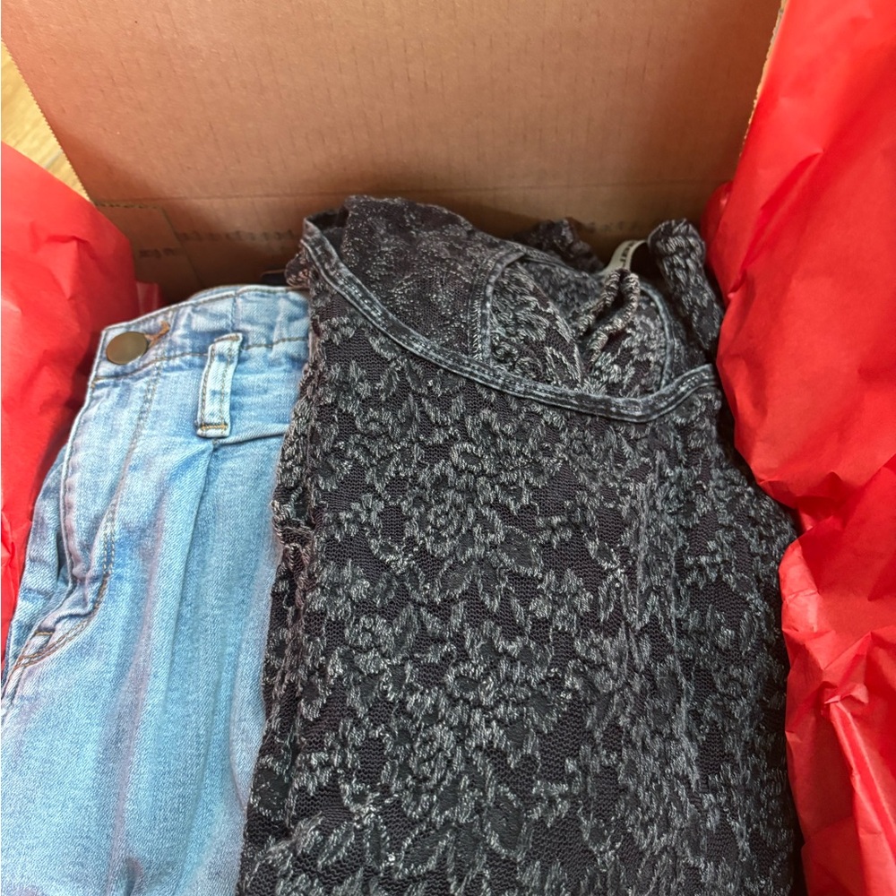 MYSTERY BOX WOMENS SIZE S CLOTHING BUNDLE FOR RESALE Or SELF MB71 5 Lb - Picture 2 of 2